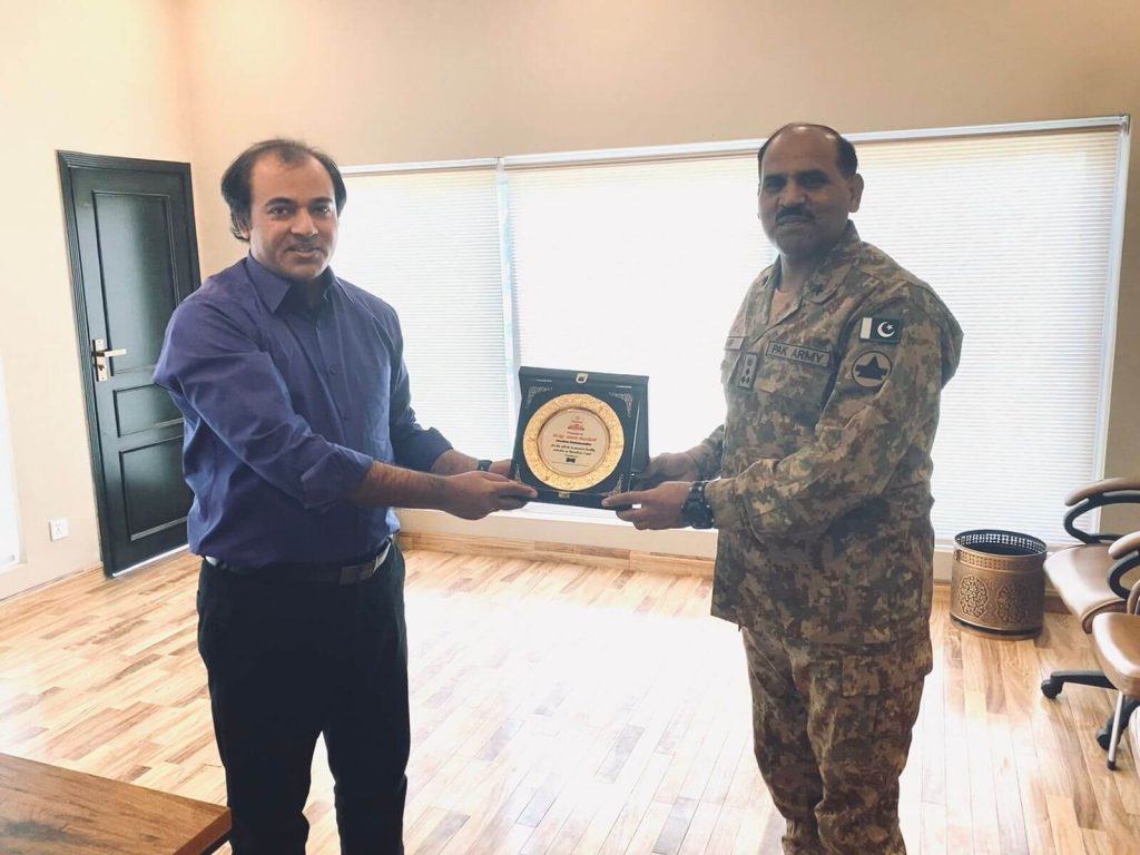 Mr Zeeshan Hameed Senior General Manager presenting souvenir
to Brig Amir Rashid Station Commander Nowshera Cantt during his
visit at Associated Industries Limited.02